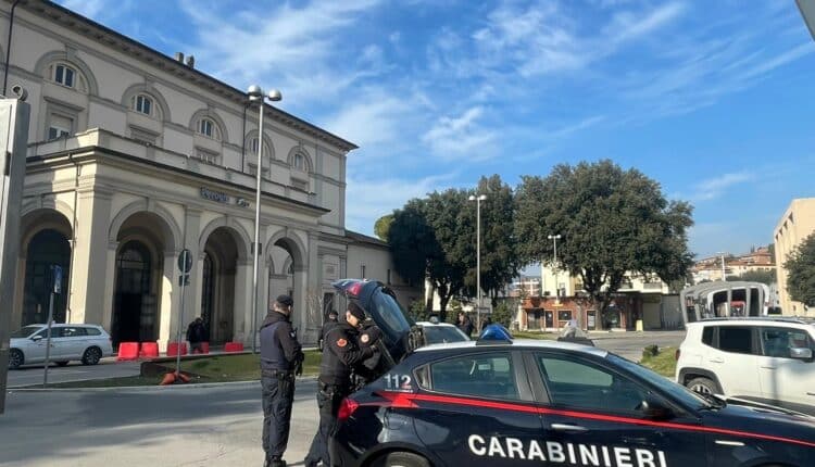 Perugia, 26enne aggredito e rapinato in piazza: denunciato 35enne
