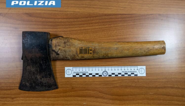 Bolzano, fermato 50enne con ascia dentro lo zaino: denunciato