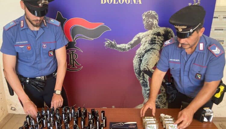 Bologna: 18enne arrestato per droga, armi ed esplosivi artigianali