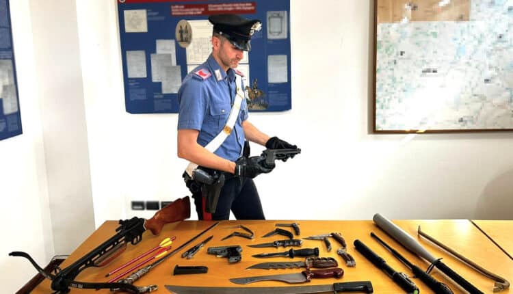 Arrestato 48enne a San Giovanni in Persiceto: minaccia l’ex con una pistola e detiene un arsenale in casa