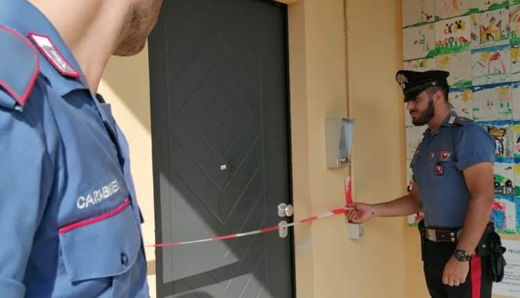 Valdilana, donna accoltellata dal marito: arrestato per tentato omicidio