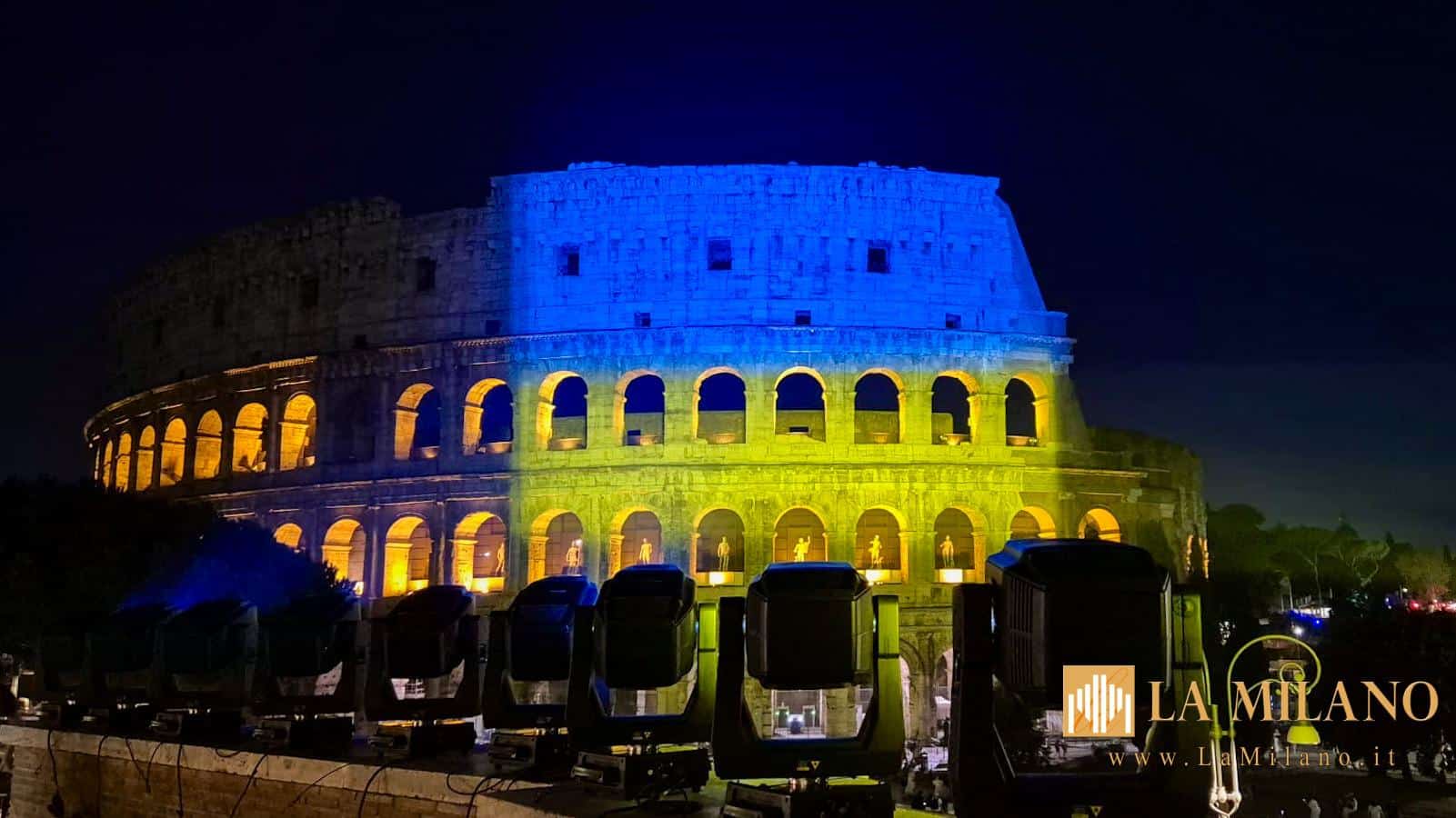 Roma, Colosseo illuminato coi colori della bandiera Ucraina
