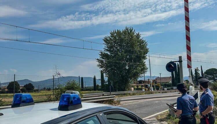 Malore al passaggio a livello: 74enne rischia di essere travolto dal treno a Bastia Umbra