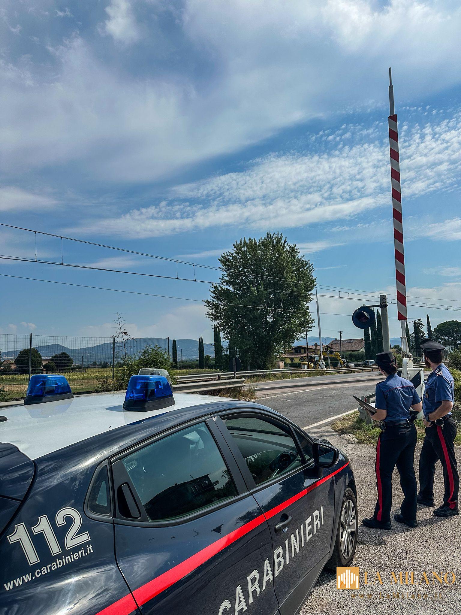 Malore al passaggio a livello: 74enne rischia di essere travolto dal treno a Bastia Umbra