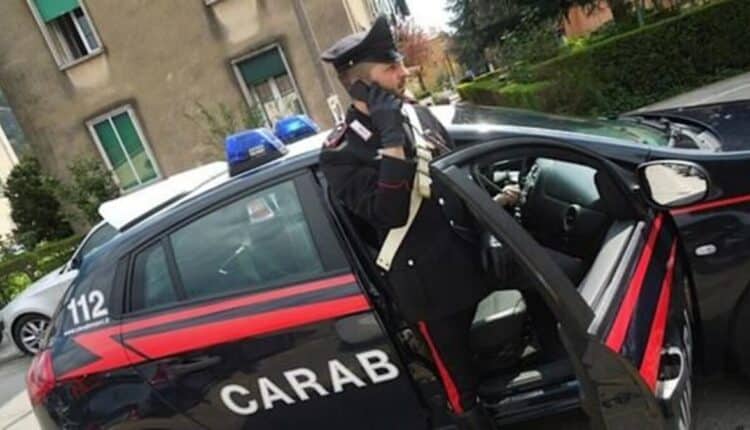Napoli, il padre viene colto da malore e minaccia i sanitari intervenuti con un fucile: Arrestato 45enne