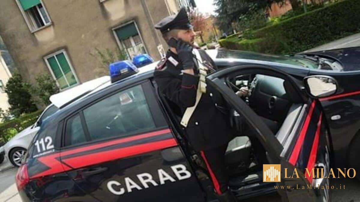 Napoli, il padre viene colto da malore e minaccia i sanitari intervenuti con un fucile: Arrestato 45enne