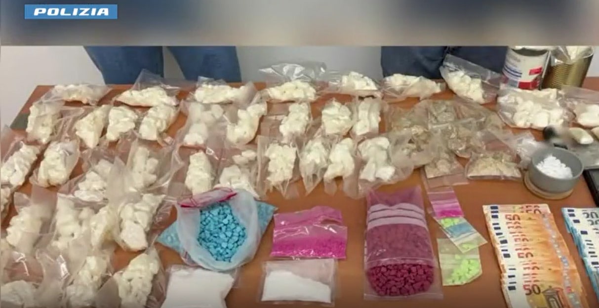 Bologna, maxi sequestro di droghe sintetiche: arrestato 28enne. In casa oltre 8 chili tra MDMA, ketamina e “droga del cannibale”