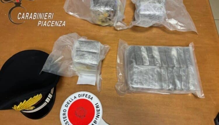 Castel San Giovanni, fugge all’alt dei Carabinieri e scappa per i campi: Sequestrati 5 chili di hashish