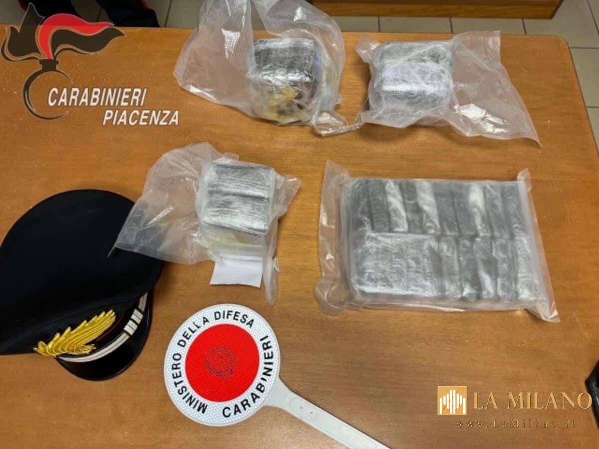 Castel San Giovanni, fugge all’alt dei Carabinieri e scappa per i campi: Sequestrati 5 chili di hashish