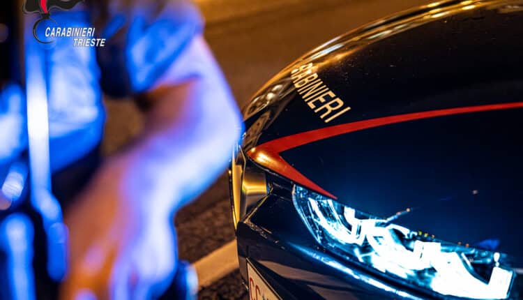 Trieste, arrestato cittadino per truffe online e detenzione abusiva di armi