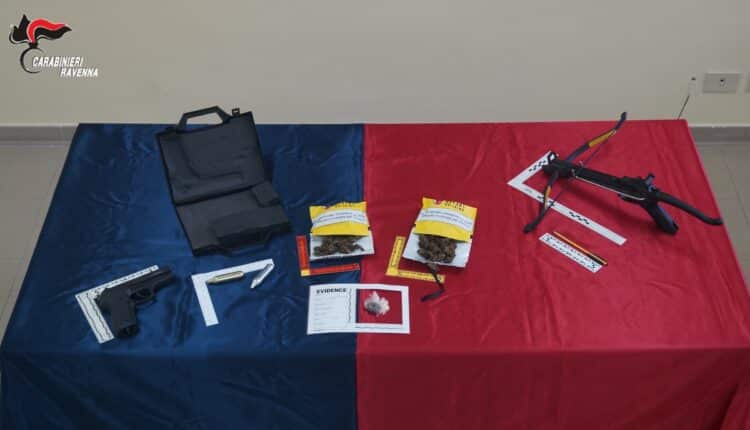 Faenza: 50enne denunciato con pistola ad aria compressa, balestra e droga in auto
