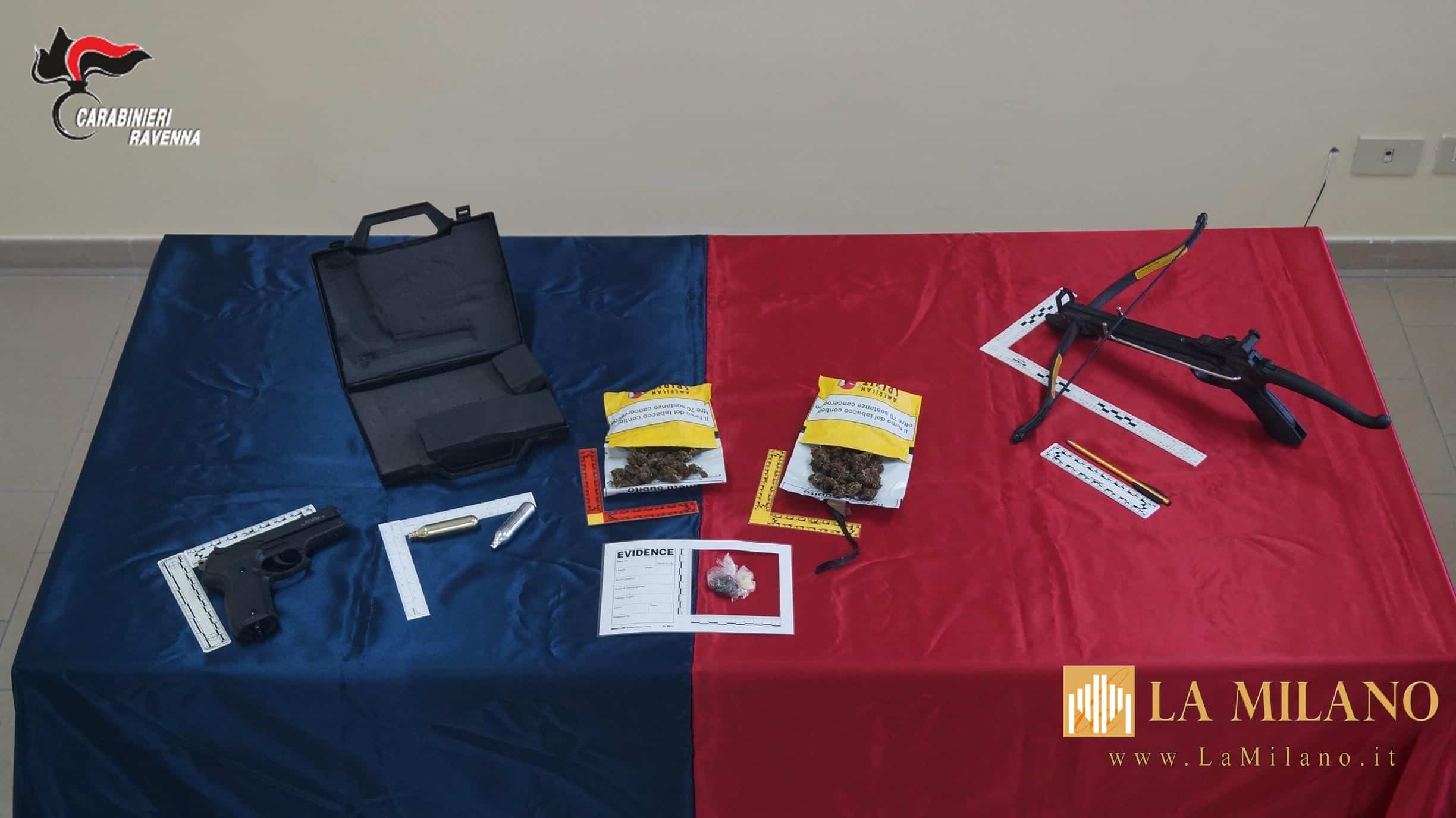 Faenza: 50enne denunciato con pistola ad aria compressa, balestra e droga in auto