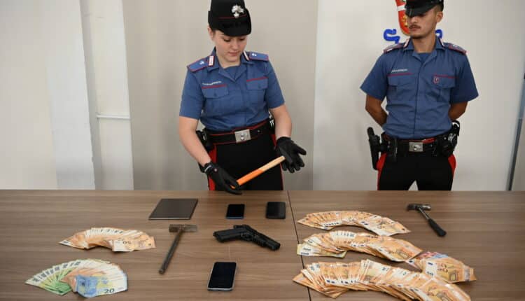 Milano, colpirono un giovane con un martello per rapinargli l’orologio: due arresti per rapina aggravata e tentato omicidio