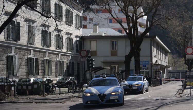 Bolzano, aggredisce e rapina una donna che lo ospita: Arrestato