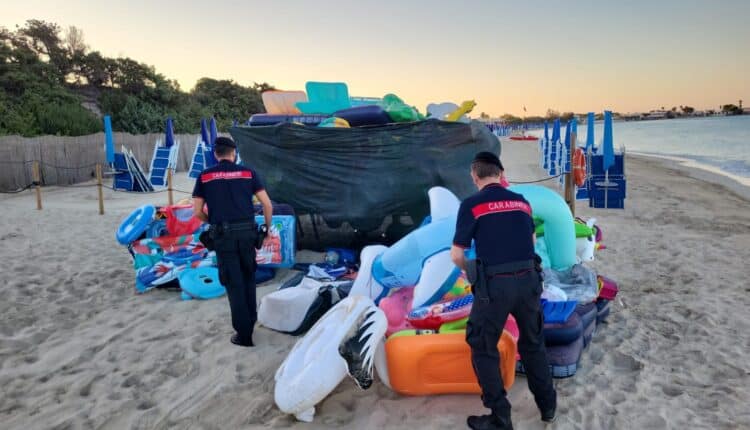Lecce, Carabinieri liberano 400 mq di spiagge salentine: sequestrati 57 ombrelloni “segnaposto” e 32mila articoli abusivi