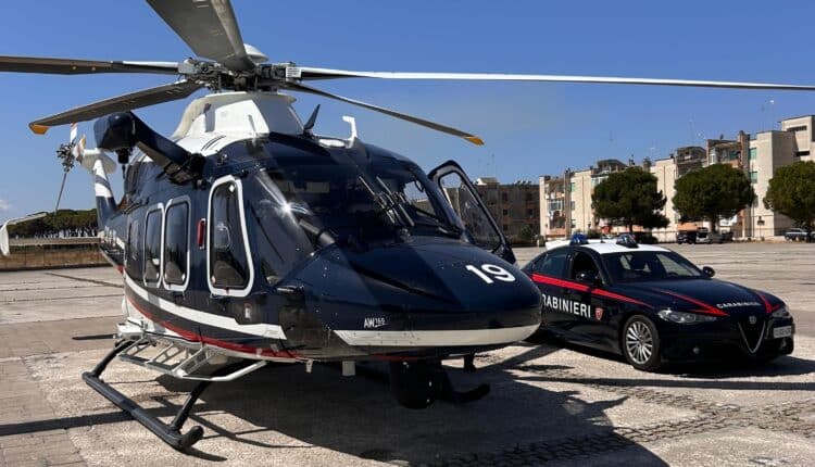 Lecce, Carabinieri liberano 400 mq di spiagge salentine: sequestrati 57 ombrelloni “segnaposto” e 32mila articoli abusivi