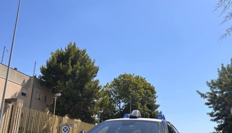 Lecce, Carabinieri liberano 400 mq di spiagge salentine: sequestrati 57 ombrelloni “segnaposto” e 32mila articoli abusivi