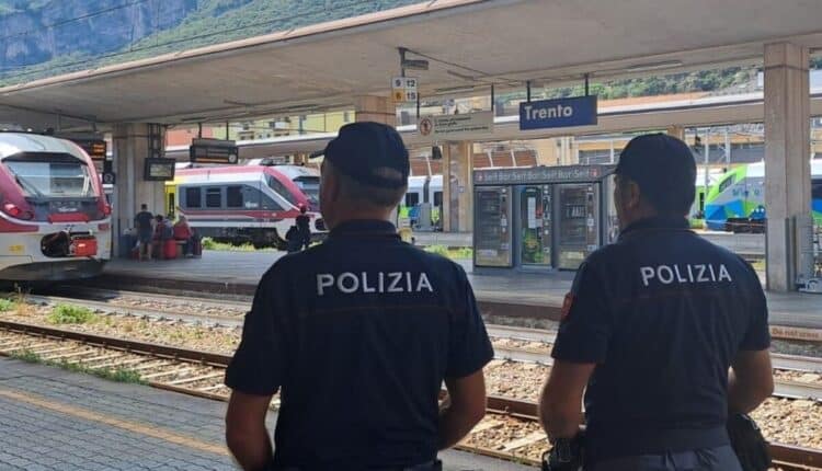 Trento, furto su un treno regionale: arrestato giovane