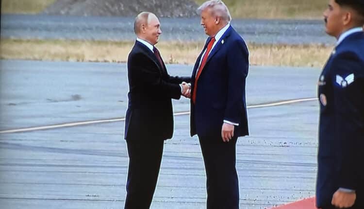 Trump e Putin si incontrano ad Anchorage: prima stretta di mano dal 2021
