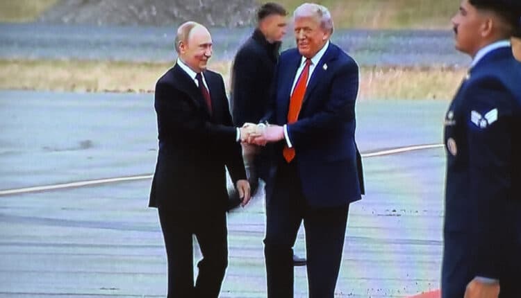 Trump e Putin si incontrano ad Anchorage: prima stretta di mano dal 2021