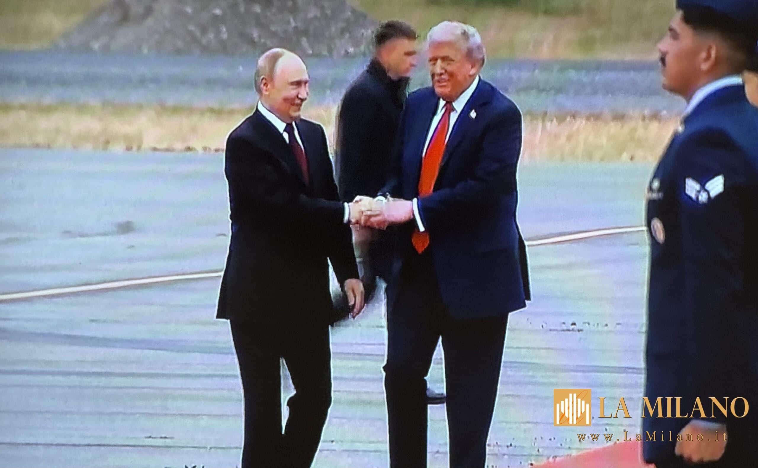 Trump e Putin si incontrano ad Anchorage: prima stretta di mano dal 2021