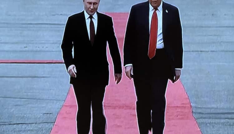 Trump e Putin si incontrano ad Anchorage: prima stretta di mano dal 2021