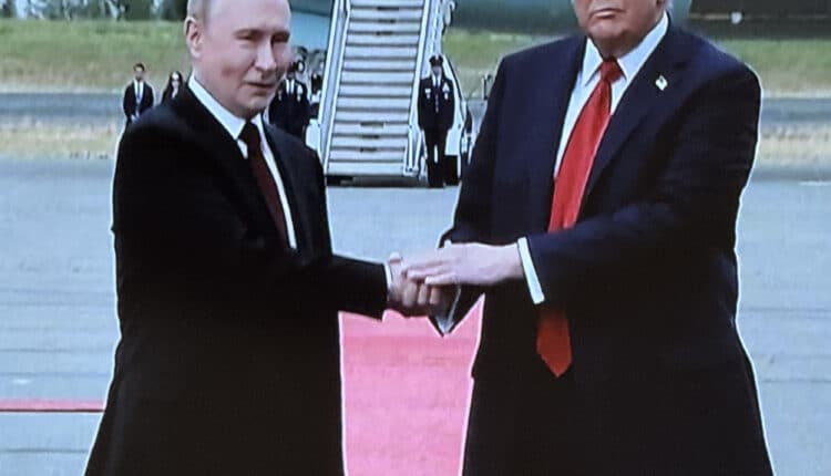 Trump e Putin si incontrano ad Anchorage: prima stretta di mano dal 2021