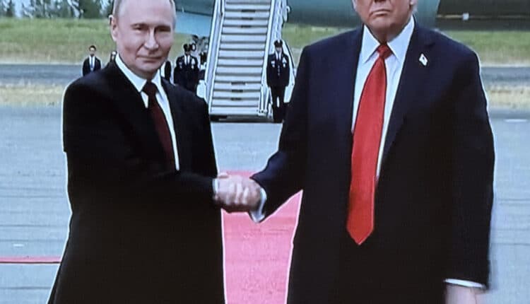 Trump e Putin si incontrano ad Anchorage: prima stretta di mano dal 2021