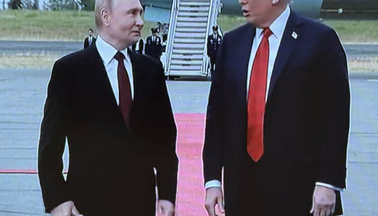 Trump e Putin si incontrano ad Anchorage: prima stretta di mano dal 2021