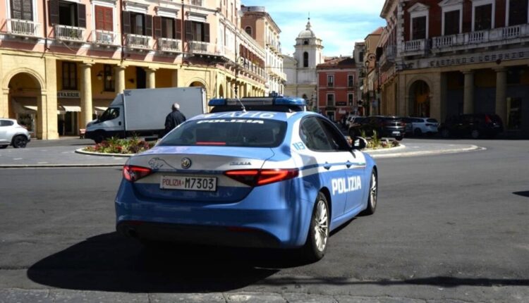 Crotone, imprenditore vittima di stalking e minacce: divieto di avvicinamento e braccialetto elettronico per l’indagato