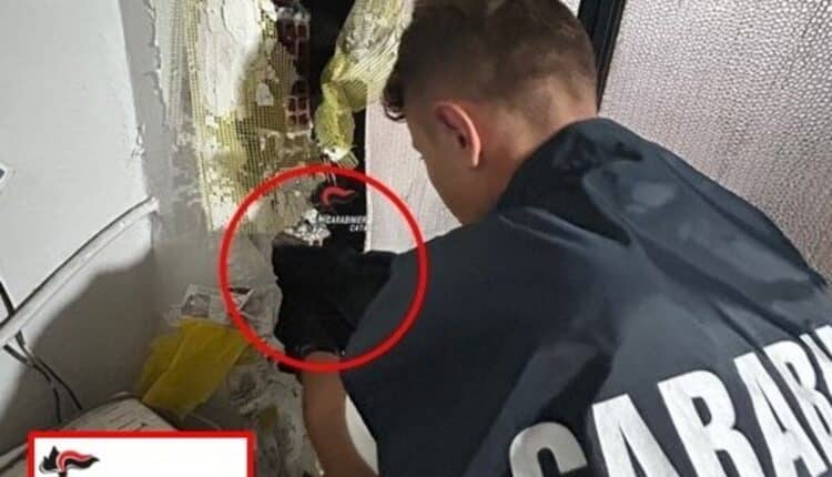 Catania, blitz anti-droga a Librino: arrestato 24enne con cocaina, crack, marijuana e pistola modificata