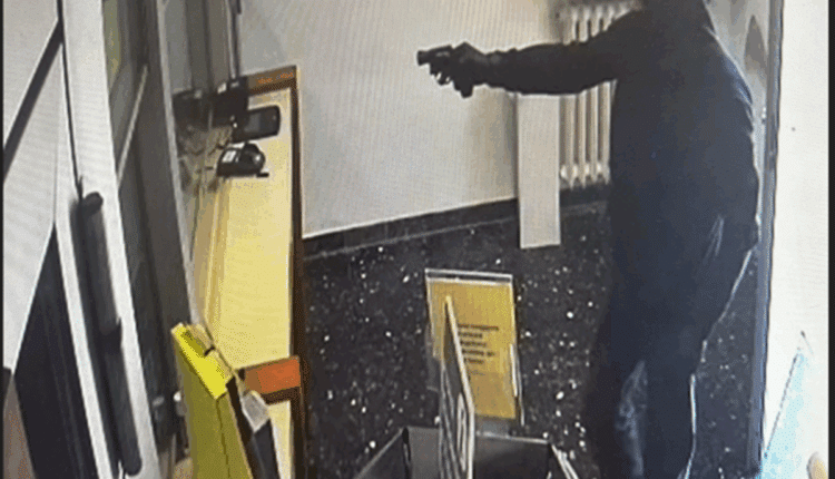 Rapina armata alle Poste di Villafranca: fermato a Forlì il responsabile, trovate armi e munizioni
