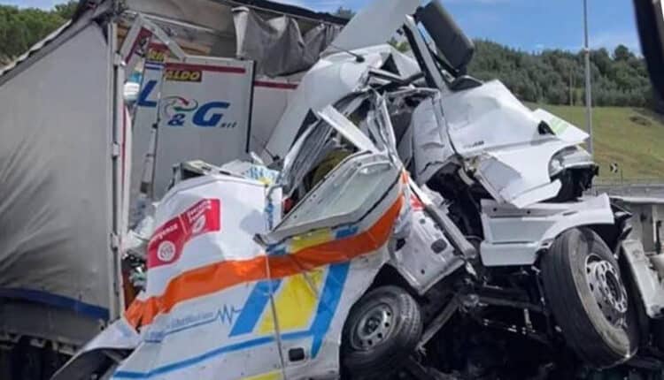 Tragedia in A1 tra Arezzo e Valdarno: camion travolge ambulanza, tre morti e 15 feriti