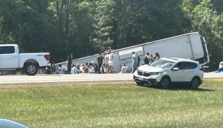 Autobus di turisti si ribalta, morti e feriti tra cui bambini: tornavano a New York dalle Cascate del Niagara.