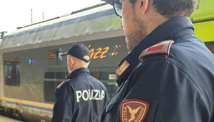 Rimini: 49enne arrestato dopo aver danneggiato auto della Polizia e aggredito agenti