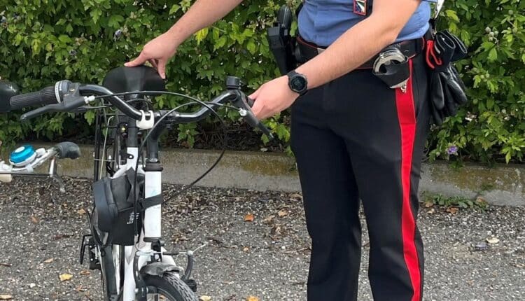 Operazioni dei Carabinieri nel ferrarese: arresti per droga, bici rubata recuperata e uomo armato fermato di notte