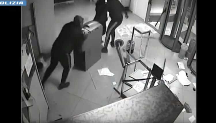 Caserta, rapina alla Deutsche Bank: arrestati in Bosnia cinque dei rapinatori. Uno era già stato fermato a luglio