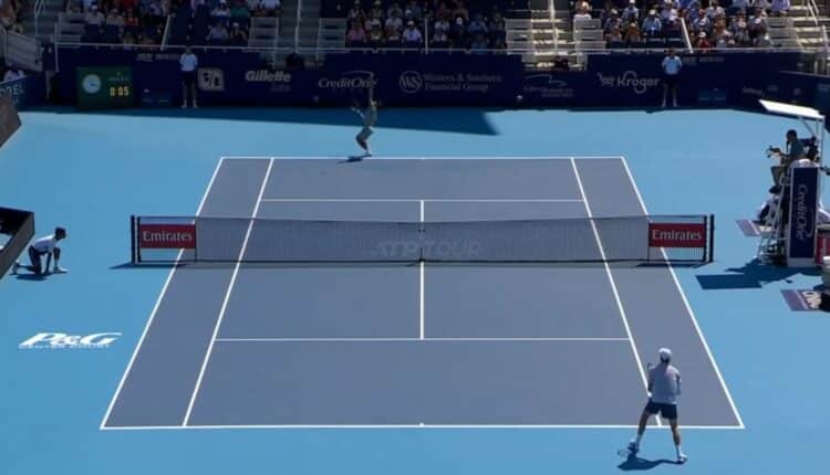 ATP Cincinnati: Sinner si ritira dopo cinque game, la finale va di diritto ad Alcaraz