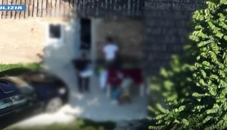 Piacenza, scoperto laboratorio della droga in una cascina di Pontenure: 3 arresti e sequestrati 2 kg di cocaina