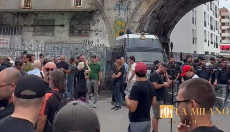 Milano, Lega esulta per lo sgombero del Leoncavallo: “Simbolo delle occupazioni abusive finalmente chiuso”