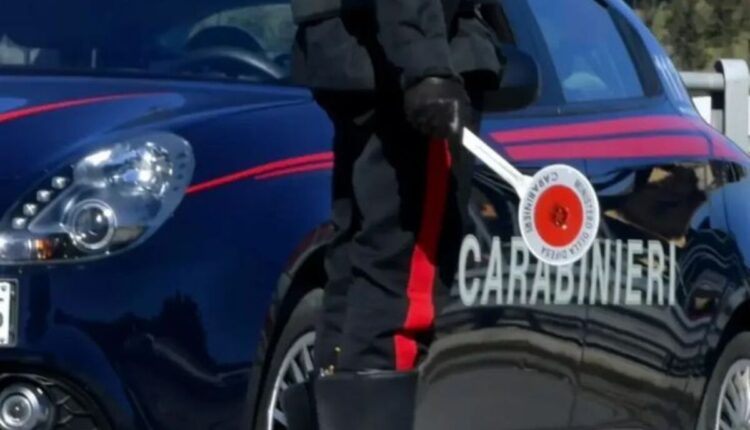 Venosa: Carabinieri arrestano 47enne per maltrattamenti, droga e katana in casa
