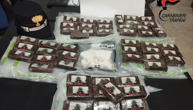 Trapani, coppia in fuga con droga e bambino a bordo: Arrestati con 5 kg di hashish e 250 g di crack