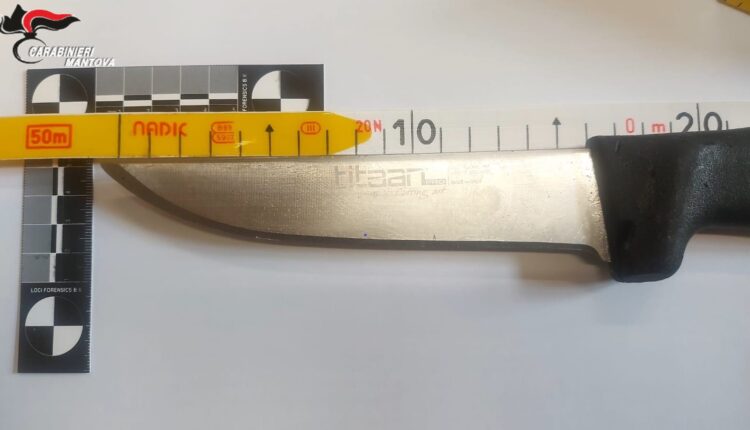 Mantova, panico in centro: tunisino armato di coltello minaccia passanti, rapina una banca e aggredisce i Carabinieri. Arrestato grazie al taser