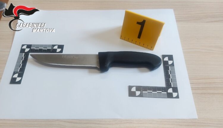 Mantova, panico in centro: tunisino armato di coltello minaccia passanti, rapina una banca e aggredisce i Carabinieri. Arrestato grazie al taser