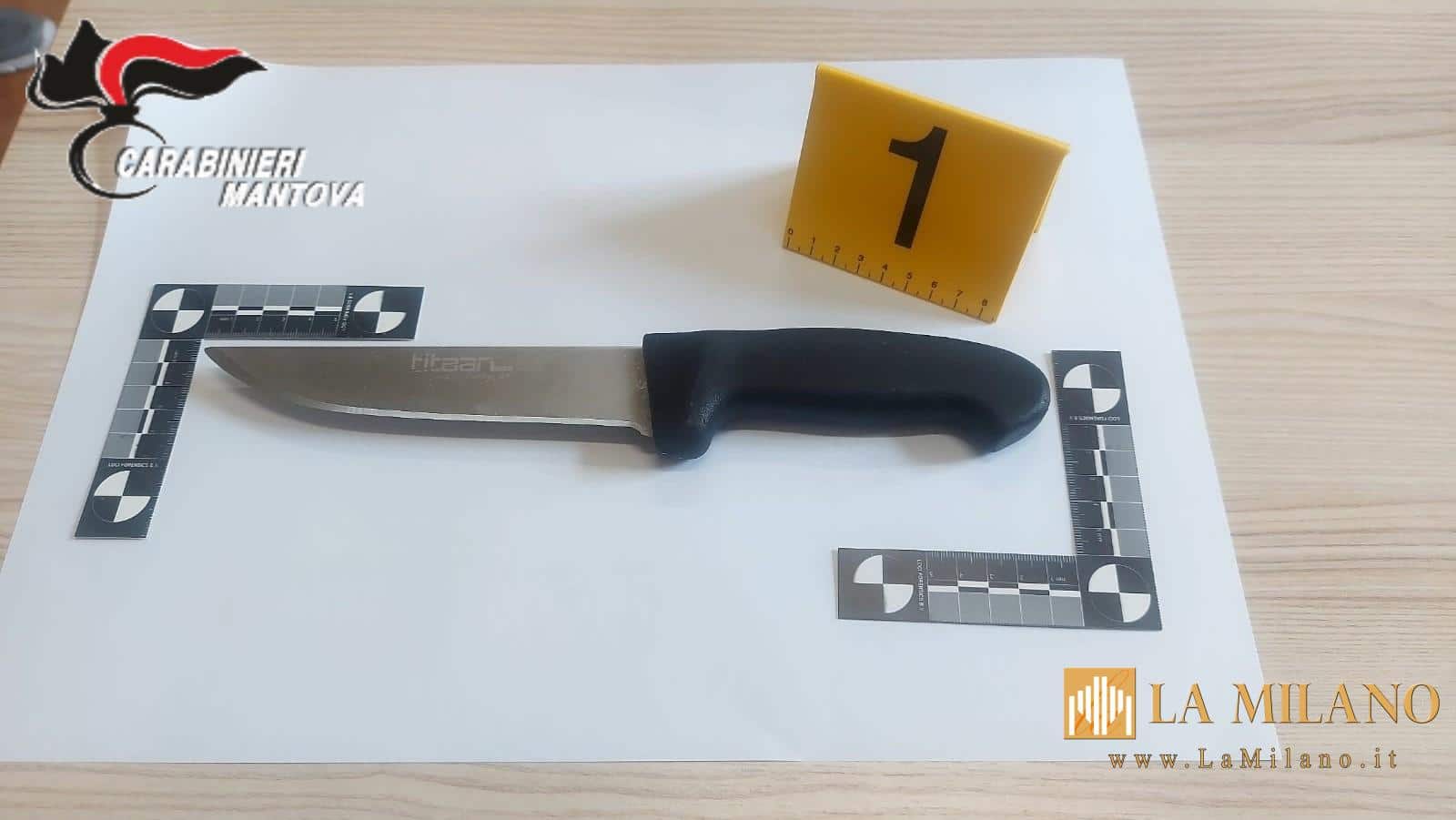 Mantova, panico in centro: tunisino armato di coltello minaccia passanti, rapina una banca e aggredisce i Carabinieri. Arrestato grazie al taser