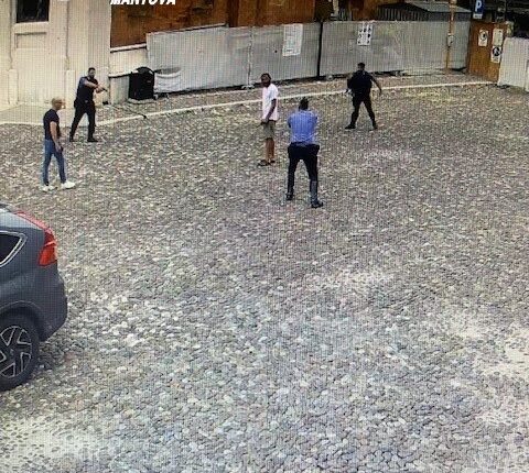 Mantova, panico in centro: tunisino armato di coltello minaccia passanti, rapina una banca e aggredisce i Carabinieri. Arrestato grazie al taser