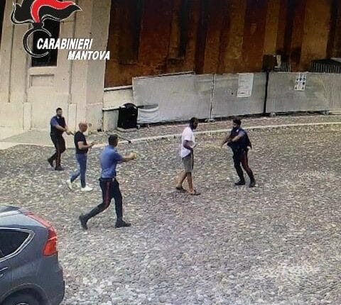 Mantova, panico in centro: tunisino armato di coltello minaccia passanti, rapina una banca e aggredisce i Carabinieri. Arrestato grazie al taser