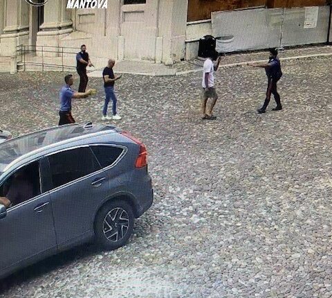 Mantova, panico in centro: tunisino armato di coltello minaccia passanti, rapina una banca e aggredisce i Carabinieri. Arrestato grazie al taser