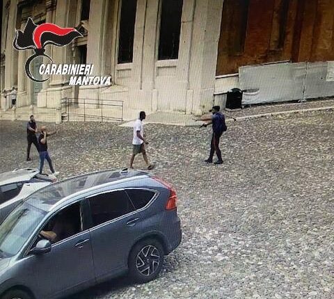 Mantova, panico in centro: tunisino armato di coltello minaccia passanti, rapina una banca e aggredisce i Carabinieri. Arrestato grazie al taser