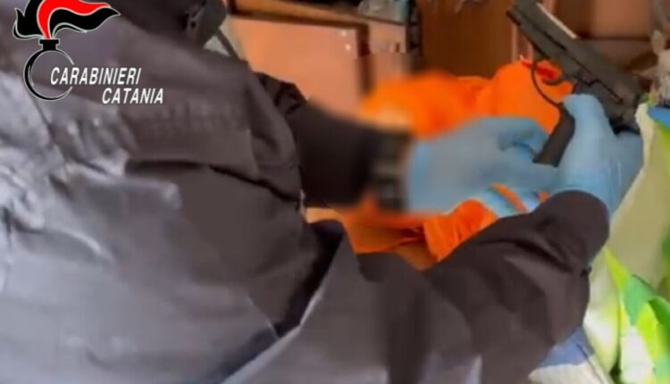Catania, arrestato 48enne con arsenale di armi clandestine